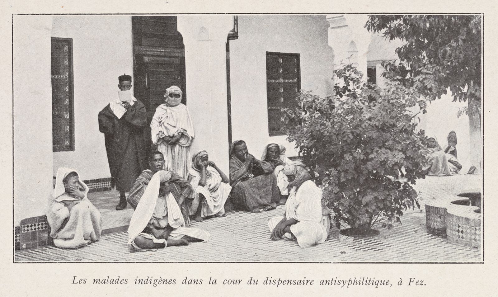 Les malades indigènes dans la cour du dispensaire antisyphilitique, à Fez.